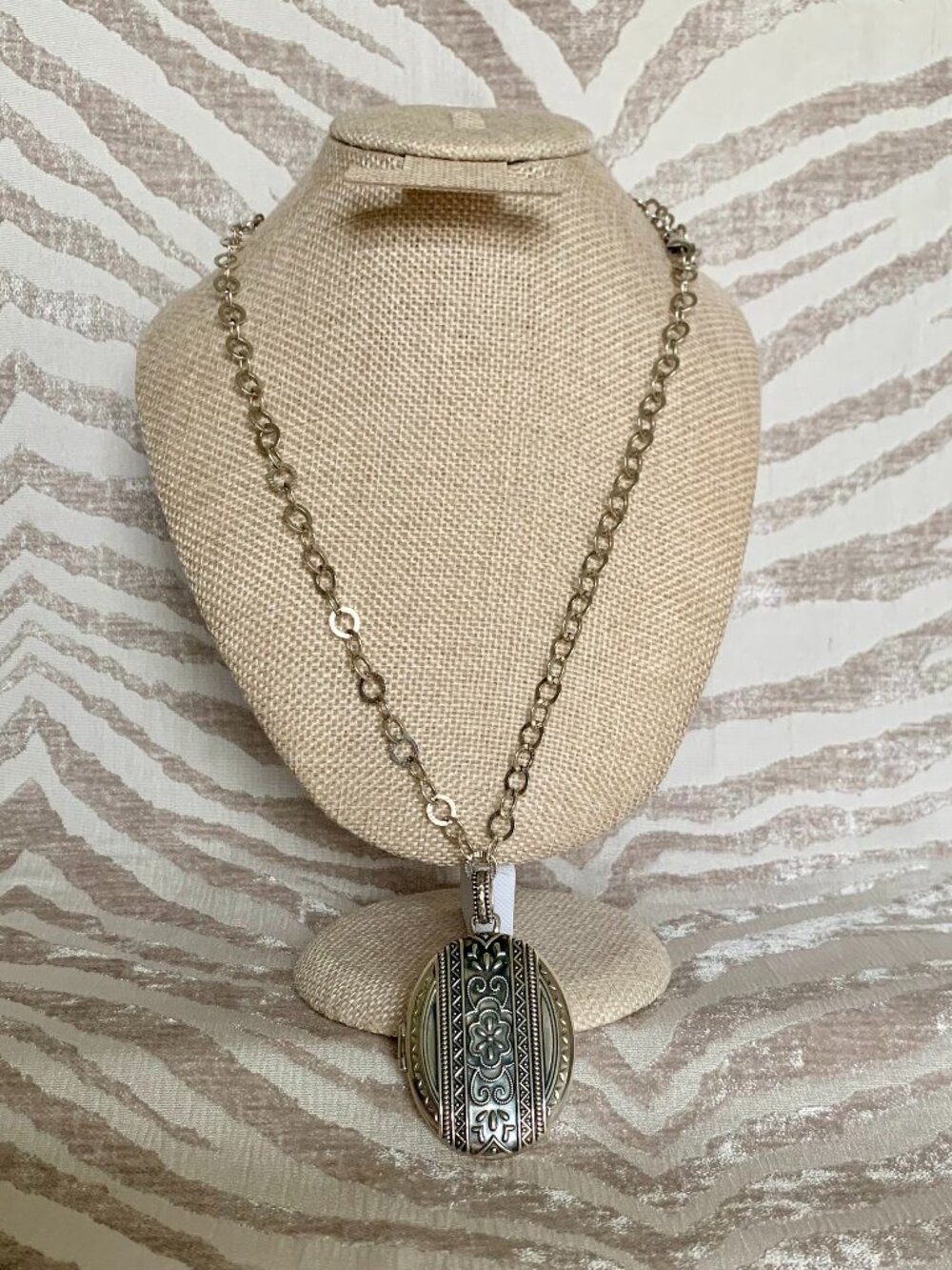 Vintage Sterling Silver Silpada "Laurel" Locket Necklace Model: N2742